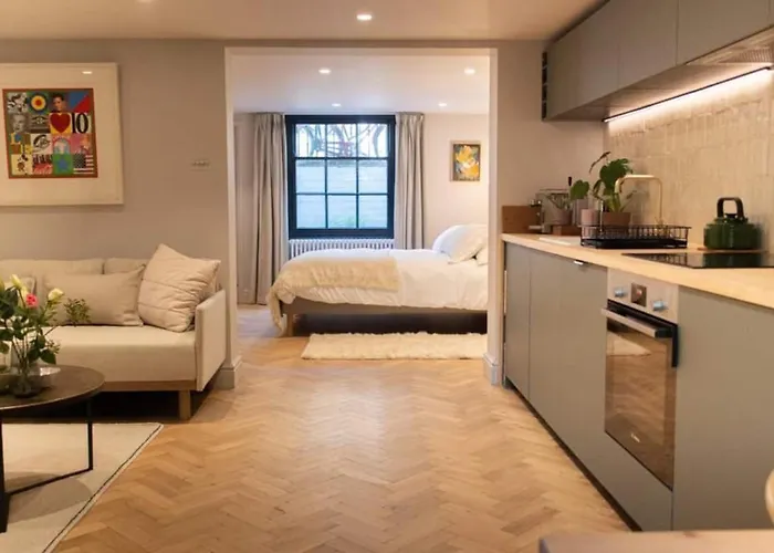 Stunning Townhouse Apartment In Central Cambridge